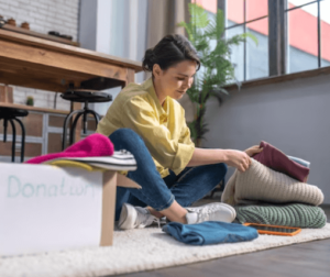 Ragazza che fa decluttering prima del trasloco